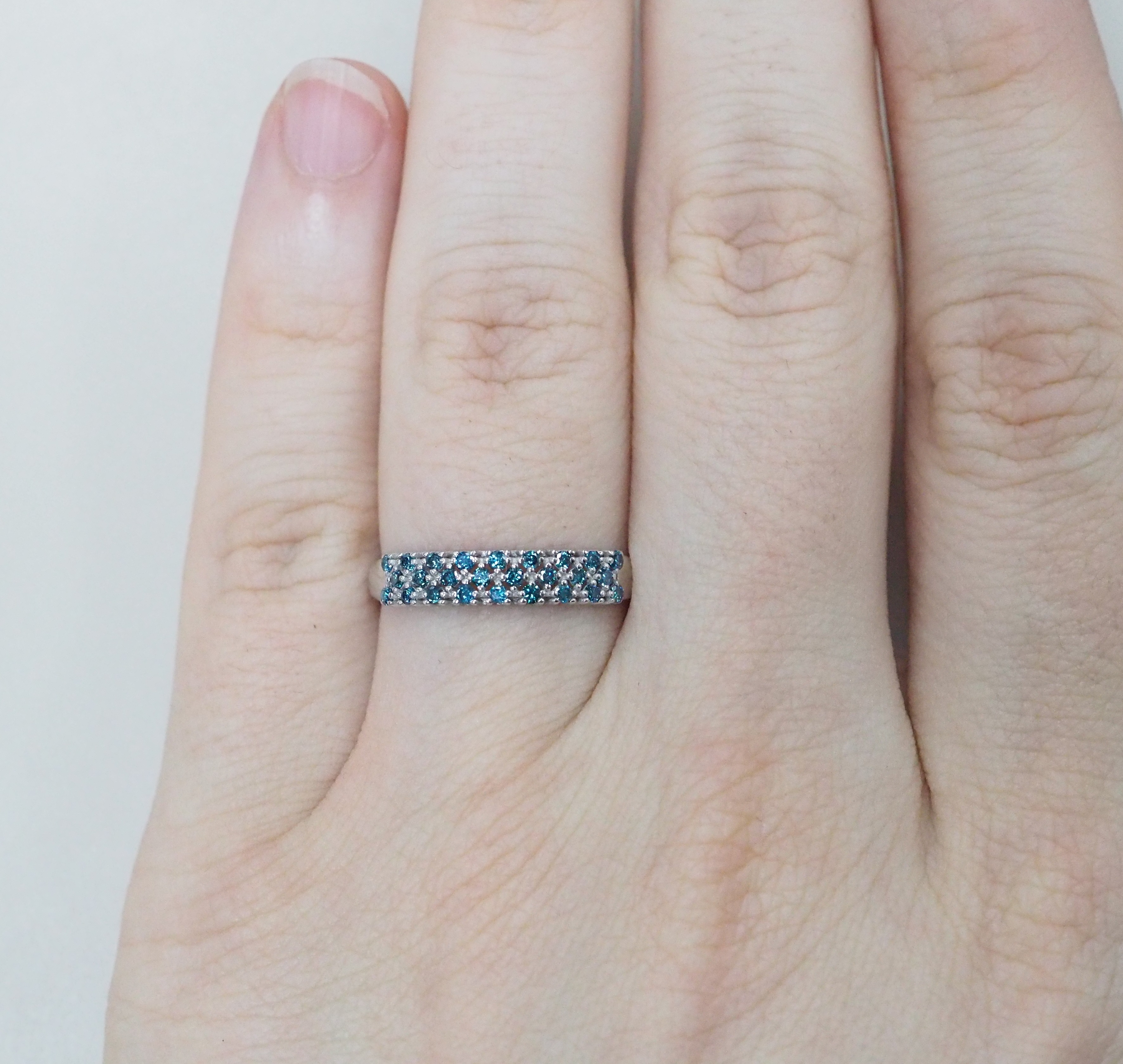 Кольцо из белого золота с голубыми бриллиантами